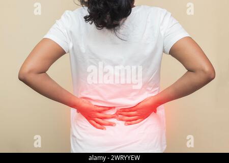 Imitierende Darstellung der indischen Dame, die Rückenschmerzen spürt. Stockfoto