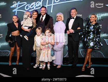 London, Großbritannien. März 2024. Conor McGregor, Mutter Margaret, Partner Dee Devlin und Mitglieder seiner Familie beim Road House UK Special Screening, Curzon Cinema am 14. März 2024 in London, Großbritannien. Foto: Stuart Hardy/ABACAPRESS.COM Credit: Abaca Press/Alamy Live News Stockfoto
