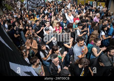 Buenos Aires, Argentinien. März 2024. Filmemacher, Profis, Studenten und Gruppen des Kollektivs „Unidxs por la cultura“ treffen sich vor dem historischen Gaumont-Kino, um das argentinische Kino zu verteidigen, nachdem die Regierung von Javier Milei angekündigt hat, die Mittel für das nationale Institut für Kino und audiovisuelle Kunst (INCAA) zu kürzen. Quelle: Cristina Sille/dpa/Alamy Live News Stockfoto