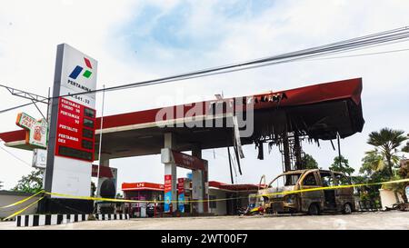 Das Auto und die Tankstelle sind ausgebrannt Stockfoto