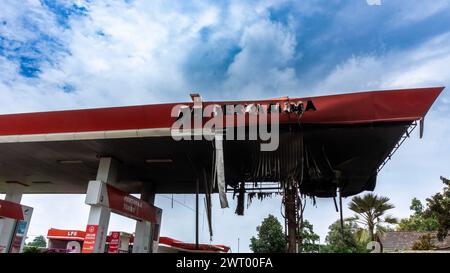 Das Auto und die Tankstelle sind ausgebrannt Stockfoto