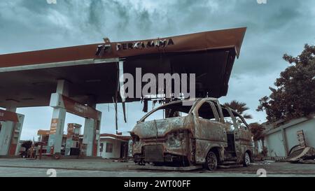 Das Auto und die Tankstelle sind ausgebrannt Stockfoto