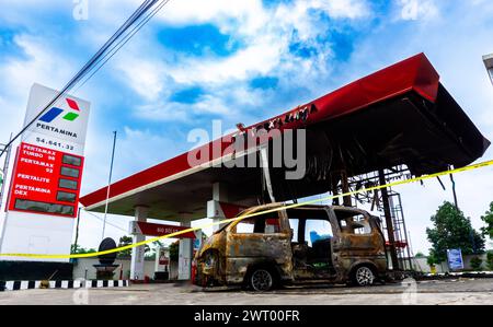 Das Auto und die Tankstelle sind ausgebrannt Stockfoto