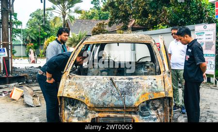 Das Auto und die Tankstelle sind ausgebrannt Stockfoto