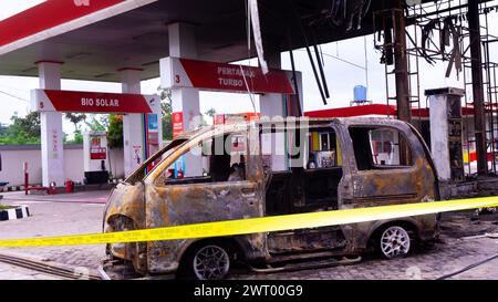 Das Auto und die Tankstelle sind ausgebrannt Stockfoto