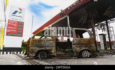 Das Auto und die Tankstelle sind ausgebrannt Stockfoto