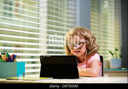 Zurück zur Schule. Online-Fernunterricht. Schulkinder mit Computer mit Videokonferenz-Chat mit Lehrer und Klassengruppe. Kind, das von zu Hause aus lernt Stockfoto