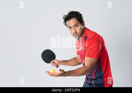 Porträt des männlichen Sportmannes, der Tischtennis spielt, isoliert auf weißem Hintergrund. Stockfoto