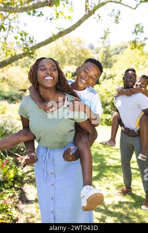 Die afroamerikanische Familie genießt einen sonnigen Tag im Freien Stockfoto