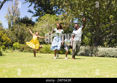 Die afroamerikanische Familie genießt einen sonnigen Tag im Freien Stockfoto