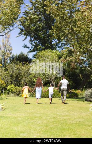 Eine afroamerikanische Familie genießt einen sonnigen Tag im Freien mit Händen und Kopierraum Stockfoto