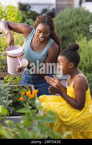 Afroamerikaner Mutter und Tochter arbeiten gerne zu Hause zusammen Stockfoto