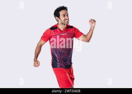 Junge Fußballspieler zeigen Spannung und Freude, nachdem sie gewonnen und erfolgreich gefeiert haben, stehen im Studio auf weißem Hintergrund. Stockfoto