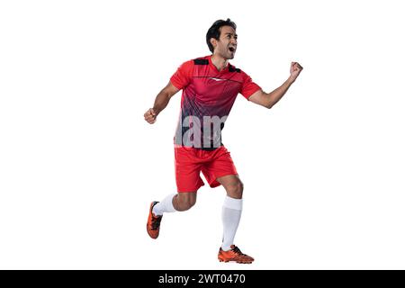 Junge Fußballspieler zeigen Spannung und Freude, nachdem sie gewonnen und erfolgreich gefeiert haben, stehen im Studio auf weißem Hintergrund. Stockfoto