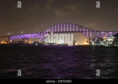 Corpus Christi, Texas, 3. November 2017: Die violett beleuchtete alte Arch Harbor Bridge in Corpus Christi bei Nacht. Stockfoto