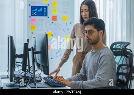 asiatisches und indisches Entwicklerteam diskutieren Feedback-Analyse Kodierung von Daten mit Software-Computer im Büro Stockfoto