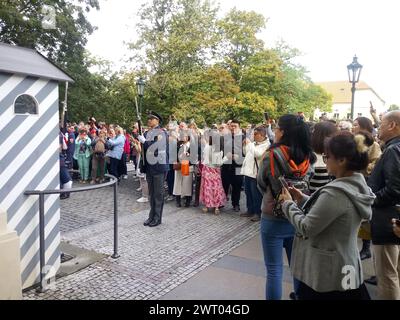 Prag, Tschechische Republik, 23. September 2023: Überfüllter Platz vor der Prager Burg. Die Zuschauer beobachten den zeremoniellen Wachwechsel Stockfoto