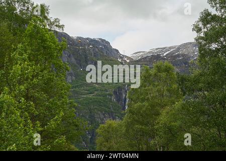 Die dramatisch gewundene Bergstraße mit vielen Serpentinen und Haarnadelkurven hinunter nach Lysebotn im Lysefjorden im gebirgigen Hochland Norwegens. Stockfoto