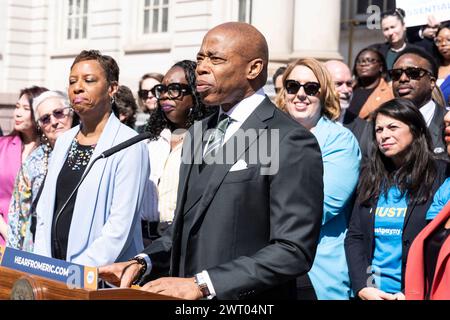 New Yor, New York, USA. März 2024. (NEU) Bürgermeister Adams kündigt Human Services an. 14. März 2024, New York, New York, USA: Der Bürgermeister von New York, Eric Adams, gab am 14. März 2024 in New York City eine Investition in Höhe von 741 Millionen US-Dollar für schätzungsweise 80.000 Mitarbeiter im menschlichen Dienst bekannt, die von gemeinnützigen Organisationen in City Hall Steps beschäftigt wurden. (Foto: M10s/TheNews2) (Foto: M10s/Thenews2/Zumapress) (Bild: © Ron Adar/TheNEWS2 Via ZUMA Press Wire) NUR ZUR REDAKTIONELLEN VERWENDUNG! Nicht für kommerzielle ZWECKE! Stockfoto