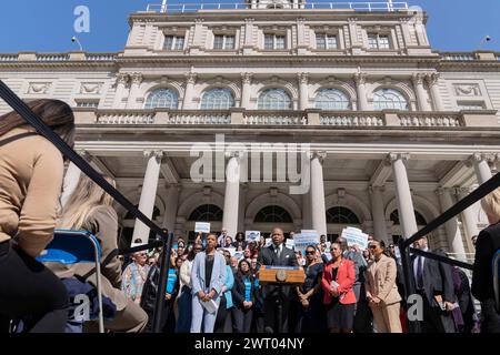 New Yor, New York, USA. März 2024. (NEU) Bürgermeister Adams kündigt Human Services an. 14. März 2024, New York, New York, USA: Der Bürgermeister von New York, Eric Adams, gab am 14. März 2024 in New York City eine Investition in Höhe von 741 Millionen US-Dollar für schätzungsweise 80.000 Mitarbeiter im menschlichen Dienst bekannt, die von gemeinnützigen Organisationen in City Hall Steps beschäftigt wurden. (Foto: M10s/TheNews2) (Foto: M10s/Thenews2/Zumapress) (Bild: © Ron Adar/TheNEWS2 Via ZUMA Press Wire) NUR ZUR REDAKTIONELLEN VERWENDUNG! Nicht für kommerzielle ZWECKE! Stockfoto