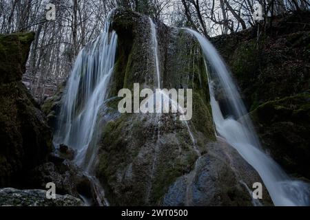 Wasserfallstruktur. Hintergrund des fallenden reinsten Gebirgswassers. Eine Kaskade verschwommener Bewegungen. Ein natürlicher neutraler Hintergrund für das Design. Das c Stockfoto