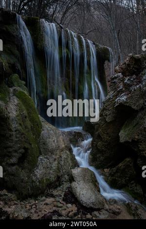 Wasserfallstruktur. Hintergrund des fallenden reinsten Gebirgswassers. Eine Kaskade verschwommener Bewegungen. Ein natürlicher neutraler Hintergrund für das Design. Das c Stockfoto