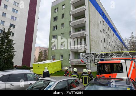 Leipzig - SEK-Einsatz in Grünau: Mann verschanzt sich in eigener Wohnung 11.03.2024 gegen 11 Uhr Leipzig, Zingster Straße zu einem Einsatz schwer bewaffneter Polizisten kam es am Montagvormittag gegen 11 Uhr an der Zingster Straße in Leipzig-Grünau. Nach ersten Angaben eines Polizeisprechers wurden gegen 7,30 Uhr Beamte in einem Haus an der Zingster Straße zu einer häuslichen Gewalt alarmiert. Der sich darin befindliche Mann kooperierte aber nicht mit den Beamten, sondern verschanzte sich in der Wohnung. Dabei drohte er, den Beamten und sich selbst etwas antun. Darauf wurden sowohl Lebel-Krä Stockfoto