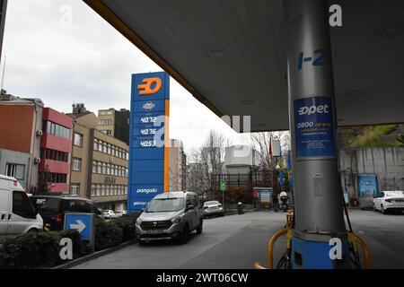 Istanbul. März 2024. Dieses Foto vom 14. März 2024 zeigt die Preistafel an einer Tankstelle in Istanbul, T¨¹rkiye. Die Benzin- und Dieselpreise in T¨¹rkiye stiegen am Donnerstag um 3,76 bzw. 2,69 Prozent. Quelle: Safar Rajabov/Xinhua/Alamy Live News Stockfoto