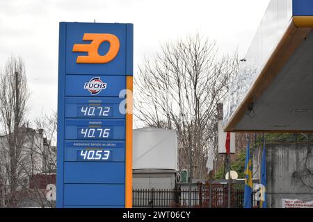 Istanbul. März 2024. Dieses Foto vom 14. März 2024 zeigt die Preistafel an einer Tankstelle in Istanbul, T¨¹rkiye. Die Benzin- und Dieselpreise in T¨¹rkiye stiegen am Donnerstag um 3,76 bzw. 2,69 Prozent. Quelle: Safar Rajabov/Xinhua/Alamy Live News Stockfoto