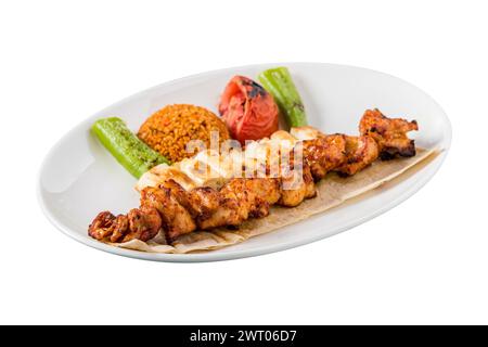 Traditionelles türkisches gegrilltes Hähnchen, Shish Kebab mit Gemüse, das auf Spiessen gegrillt wird Stockfoto