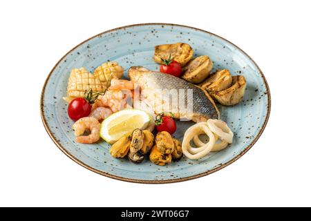 Gemischte Meeresfrüchte-Platte mit Fisch, Tintenfisch, Tintenfisch, Muscheln und Garnelen Stockfoto