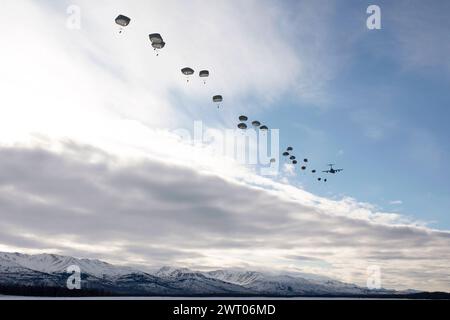 7. März 2024 - Joint Base Elmendorf-Richardson, Alaska, USA - Fallschirmjäger der US-Armee mit dem 2. Infanterie-Brigade-Kampfteam, 11. Luftlandedivision 'Arctic Angels'', von einem C-17 Globemaster III, der dem 176. Flügel der Alaska Air National Guard zugeteilt wurde, zu Ehren des Internationalen Frauentages. in der Malemute Drop Zone, Joint Base Elmendorf-Richardson, Alaska, 7. März 2024. Der Sprung wurde von weiblichen Mitgliedern des 2/11. Bataillons durchgeführt und beinhaltete Springer und Sprungmeister aus allen 2/11. Bataillonen mit allen Boden- und Luftaufgaben, die von weiblichen Soldaten und Fliegern ausgeführt wurden. (Foto von Julia Lebens) (C Stockfoto