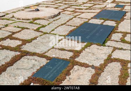 Die John F. Kennedy Eternal Flame am Arlington National Cemetery System im Arlington County, Virginia, USA Stockfoto