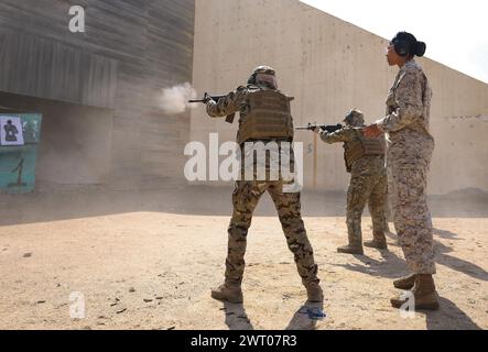 Zarqa, Jordanien. Februar 2024. Arely Madrigal-Silva, ein Kampffeldtrainer, der dem Weapons and Field Training Bataillon, dem Rekrutierungsdepot des Marchine Corps San Diego, zugewiesen wurde. und ein jordanischer Soldat, der der Quick Response Force Brigade zugeteilt wurde, führte Gewehrübungen während eines rein weiblichen Marchksmanship-Fachaustausches zwischen US-Marchines und jordanischen Soldaten in Zarqa, Jordanien, im Februar durch. 20, 2024. Das Zentralkommando der US-Marchine und die jordanischen Streitkräfte entwickelten den Austausch, um die Ähnlichkeiten der Marchine-Ausbildung A hervorzuheben Stockfoto