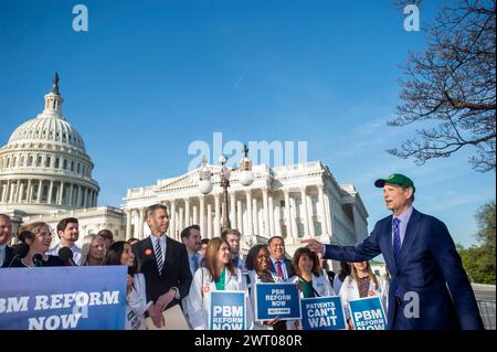 Washington, Usa. März 2024. Senator Ron Wyden (Demokrat von Oregon) kommt zu einer Pressekonferenz mit führenden Vertretern der Pharmazie über die Notwendigkeit der Verabschiedung von Reformen für die Verwaltung von Apothekenleistungen im US Capitol in Washington, DC, USA, Donnerstag, den 14. März. 2024. Foto: Rod Lamkey/CNP/ABACAPRESS.COM Credit: abaca Press/Alamy Live News Stockfoto