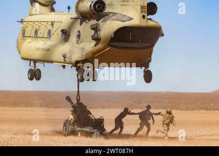 Fort Bliss, Texas, USA. März 2024. Soldaten der US-Armee von Bravo Battery, 3. Bataillon, 112th Field Artillery Regiment, 44th Infantry Brigade Combat Team, New Jersey Army National Guard, führen Schleudereinsätze mit CH-47 Chinook Hubschrauberunterstützung in Fort Bliss, Texas, am 1. März 2024 durch. Die Übung war Teil einer kombinierten Waffen-Live-Feuerübung, während sich das 44. IBCT auf den Einsatz zur Unterstützung der Combined Joint Task Force - Operation Inhärent Resolve des US-Zentralkommandos vorbereitet. (Foto von Bruce Daddis) (Foto: © U.S. Army/ZUMA Press Wire) NUR REDAKTIONELLE VERWENDUNG! Nicht für kommerzielle Zwecke Stockfoto