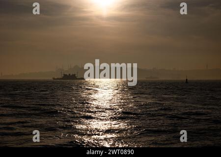 Blick auf Istanbul an einem nebeligen Tag. Fähre und historische Halbinsel von Istanbul im Hintergrund. Stockfoto