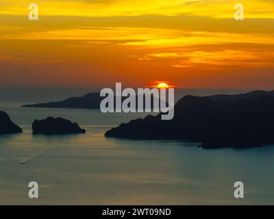 Wunderschöner Sonnenuntergang über dem Meer und den Inseln in El Nido. Palawan, Philippinen. Stockfoto