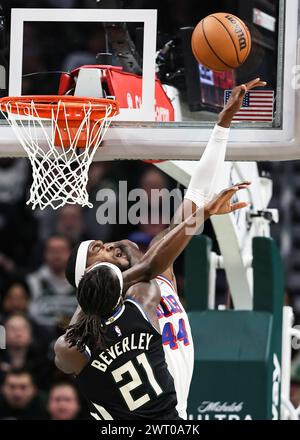 Milwaukee, USA. März 2024. Paul Reed (R), Stürmer der Philadelphia 76ers, blockiert den Schuss von Patrick Beverley, der von Milwaukee Bucks während des NBA-Spiels zwischen Philadelphia 76ers und Milwaukee Bucks in Milwaukee, USA, am 14. März 2024 getroffen wurde. Quelle: Joel Lerner/Xinhua/Alamy Live News Stockfoto