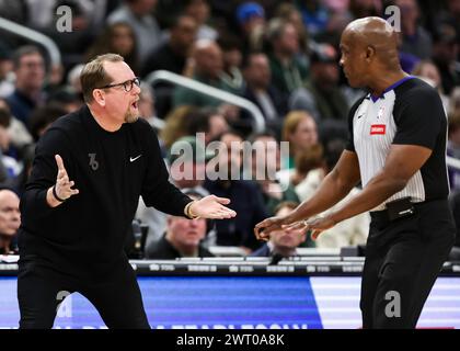 Milwaukee, USA. März 2024. Philadelphia 76ers Cheftrainer Nick Nurse (L) befragt den Schiedsrichter während des NBA-Spiels zwischen Philadelphia 76ers und Milwaukee Bucks in Milwaukee, USA, am 14. März 2024. Quelle: Joel Lerner/Xinhua/Alamy Live News Stockfoto