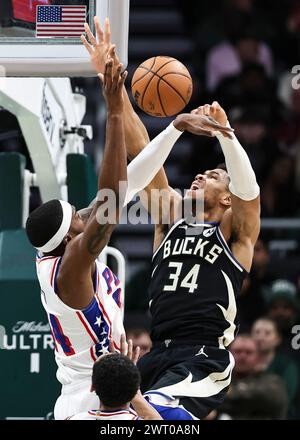 Milwaukee, USA. März 2024. Philadelphia 76ers Stürmer Paul Reed (L) blockiert den Schuss des Milwaukee Bucks Stürmers Giannis Antetokounmpo während des regulären NBA-Saisonspiels zwischen Philadelphia 76ers und Milwaukee Bucks in Milwaukee, USA, am 14. März 2024. Quelle: Joel Lerner/Xinhua/Alamy Live News Stockfoto