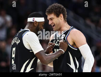 Milwaukee, USA. März 2024. Milwaukee Bucks Stürmer Bobby Portis (L) und Milwaukee Bucks Center Brook Lopez feiern während des NBA-Spiels zwischen Philadelphia 76ers und Milwaukee Bucks am 14. März 2024 in Milwaukee, USA. Quelle: Joel Lerner/Xinhua/Alamy Live News Stockfoto