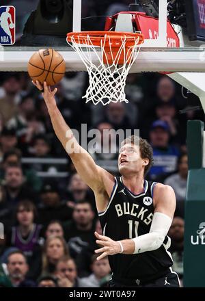 Milwaukee, USA. März 2024. Brook Lopez schießt den Ball während des regulären NBA-Saisonspiels zwischen Philadelphia 76ers und Milwaukee Bucks in Milwaukee, USA, am 14. März 2024. Quelle: Joel Lerner/Xinhua/Alamy Live News Stockfoto