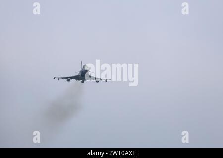 Wielbark, Polen am 14. März 2024. Wielbark-2024. Eurofighter Typhoon Kampfflugzeug der italienischen Luftwaffe fliegen während der Wielbark 2024 NATO - Dragon-24 Übung, ein Teil der großen standhaften Übung, die darauf abzielt, das Starten und Landen von Kampfflugzeugen auf einer öffentlichen Provinzstraße zu üben. An den standhaften Defender-2-Übungen, die hauptsächlich in Mitteleuropa stattfinden werden, werden rund 90.000 Soldaten aus allen NATO-Ländern, einschließlich Schweden, teilnehmen. Ihr Ziel ist es, Abwehrkräfte gegen mögliche Aggressionen abzuschrecken und zu präsentieren. Stockfoto