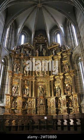 Das Innere der Kirche des Kolegiats San Miguel mit dem Altaraufsatz, der 1565 Aguilar de Campoo Palencia Castile und Leon Spanien fertiggestellt wurde Stockfoto