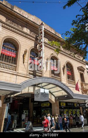 Regent Arcade Einkaufspassage im Stadtzentrum von Adelaide, South Australia, Außenansicht mit Straßenschildern auf der Rundle Mall, 2024 Stockfoto