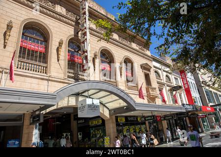 Regent Arcade Einkaufspassage im Stadtzentrum von Adelaide, South Australia, Außenansicht mit Straßenschildern auf der Rundle Mall, 2024 Stockfoto