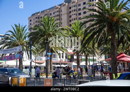 Glenelg, Küstenvorort von Adelaide in South Australia, mit einem heißen Märztag im Jahr 2024 und blauem Himmel in Australien Stockfoto