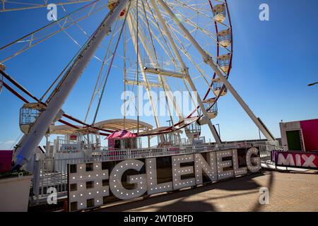 Glenelg Beach Adelaide, Riesenrad und Vergnügungspark in Glenelg, South Australia, 2024 mit Glenelg-Schild Stockfoto