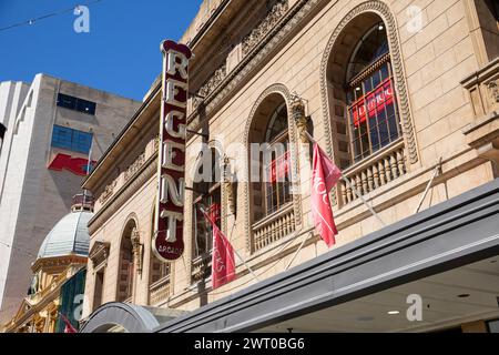 Regent Arcade Einkaufspassage im Stadtzentrum von Adelaide, South Australia, Außenansicht mit Straßenschildern auf der Rundle Mall, 2024 Stockfoto